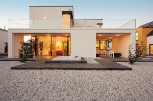 Pročitajte više o članku Elegancija u bijelom – HAUSBAU br.77